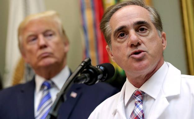 Trump (i) escucha a Shulkin. /Joshua Roberts (Reuters)