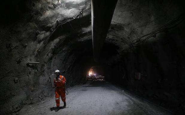 Un minero camina por uno de los túneles del Teniente. /Caludio Reyes (Afp)
