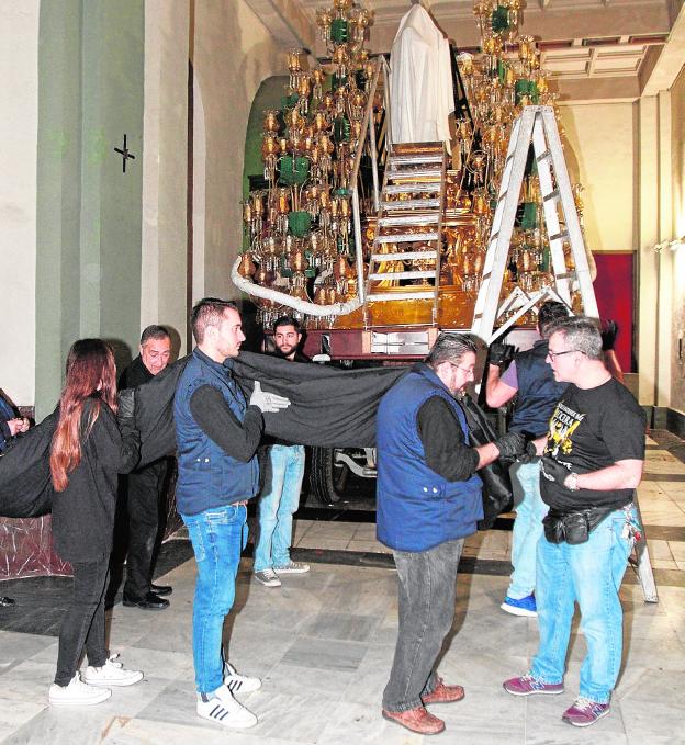Un grupo de marrajos, ayer preparando la procesión del Encuentro en Santa María de Gracia. /P. S. / AGM