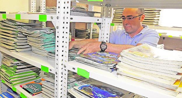 Imagen de un banco de libros de un colegio de Torre Pacheco. / Pablo Sánchez / AGM