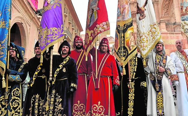 Las banderas de las cofradías, durante la convocatoria./P. A. / AGM