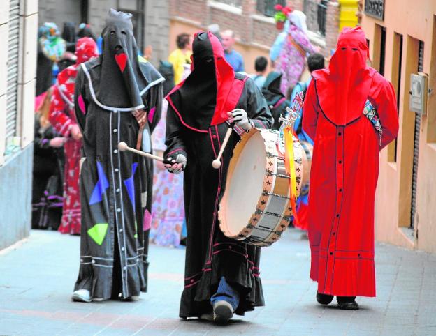 Tamboristas desfilan por una de las empinadas calles del casco histórico, ayer. / juan f. robles