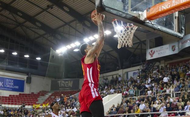Lima se dispone a encestar en el partido de ida ante el Pinar. /FIBA