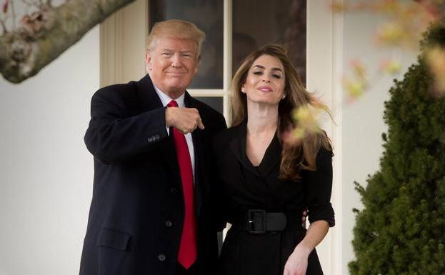 Donald Trump saluda junto a la directora saliente de Comunicaciones de la Casa Blanca, Hope Hicks. /Efe