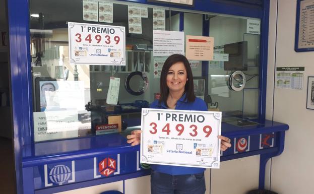 Conchi una de las trabajadoras de la administración número 5, con el número agraciado con el primer premio./Administración 5