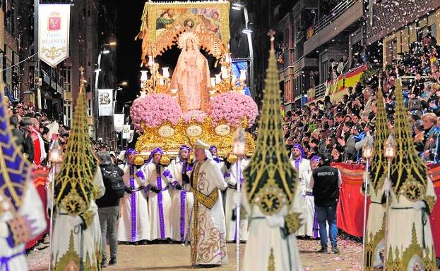 El trono de la Santísima Virgen de la Amargura, titular del Paso Blanco, en su trono de estilo barroco, por la carrera principal en la procesión del Viernes Santo./PACO ALONSO / AGM