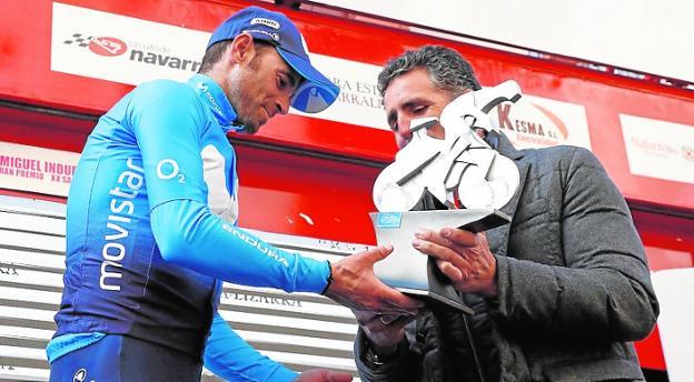 Indurain entrega el trofeo a Alejandro Valverde. / EFE