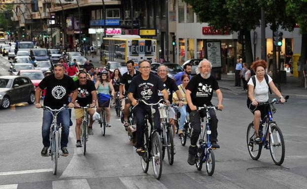 Miembros de Masa Crítica, durante una marcha reivindicativa en Murcia/V. Vicéns / AGM