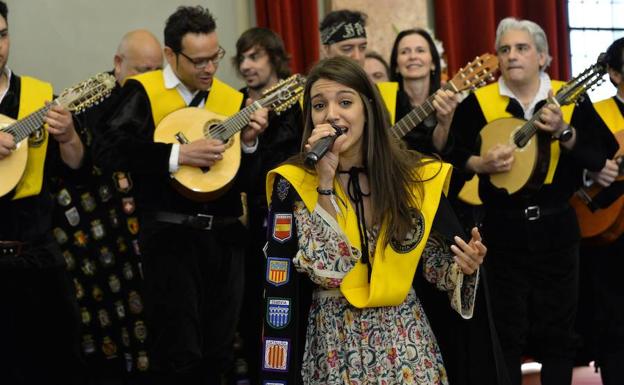 Ana Guerra canta junto a unos tunos en el Salón de Plenos de la Casa Consistorial./Guillermo Carrión / AGM
