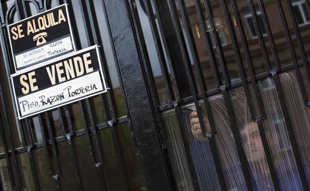 Carteles 'se vende' y 'se alquila' en el portal de un edificio. /Reuters