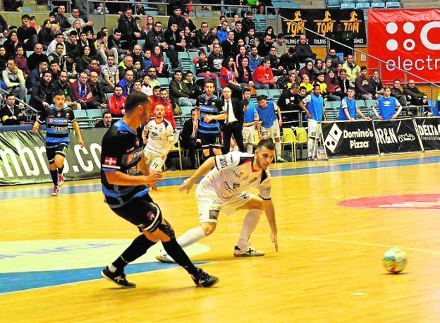 Attos, en el partido del viernes en Santiago./lnfs
