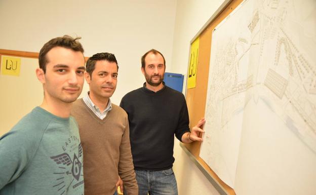 Alfonso Bernal, con los profesores Marcos Ros y Fernando García./UPCT