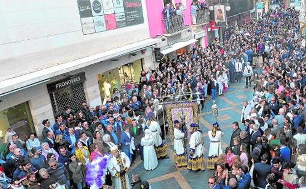 Imagen de la calle Corredera abarrotada de público durante los preparativos de la procesión del Viernes Santo./Paco Alonso / AGM