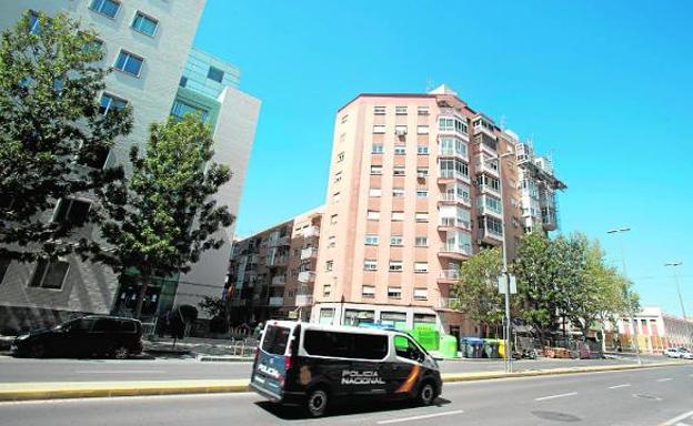 Un coche de la Policía pasa ante el Palacio de Justicia. A la derecha, el edificio de la Armada./Antonio Gil / AGM