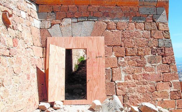Puerta de madera instalada en la entrada al castillo de la Atalaya y abierta de par en par durante el día de ayer./Pablo Sánchez / AGM