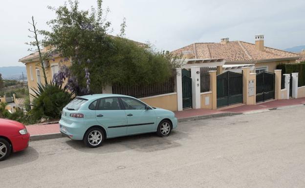Una de las casas atracadas este lunes. /Javier Carrión / AGM
