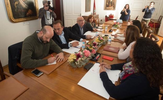 Junta de portavoces en la que se ha propuesto el calendiario de los presupuestos, este miércoles. /Antonio Gil / AGM