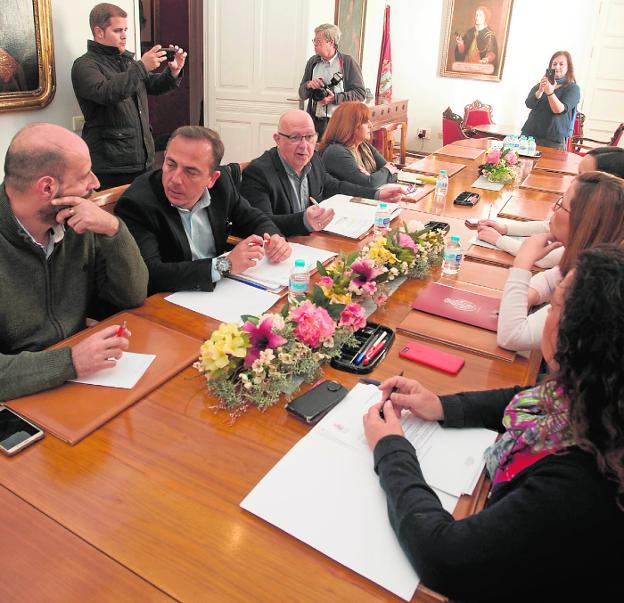 Reunión de los portavoces municipales con la alcaldesa, ayer en el Palacio Consistorial./Antonio Gil / AGM