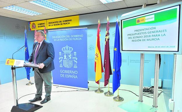El delegado del Gobierno, en la rueda de prensa que ofreció para valorar los Presupuestos./G. Carrión / AGM