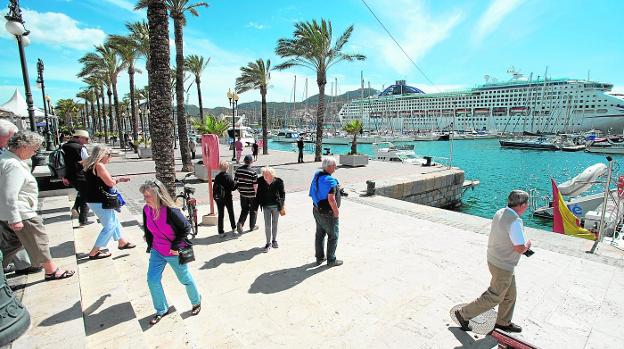 Cuatro de cada cinco cruceristas que pisan Cartagena optan por conocer su oferta cultural y de ocio; el resto prefiere visitar otros puntos de la Región./ Antonio Gil / AGM