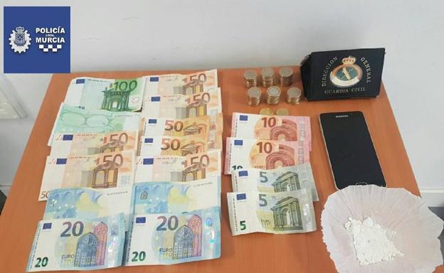 El dinero y los estupefacientes requisados por los agentes./Policía Local Murcia