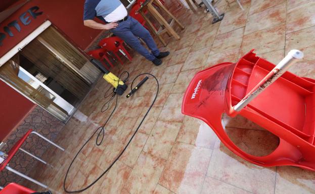 Los restos de sangre en el bar donde se produjo la agresión./Edu Botella / AGM