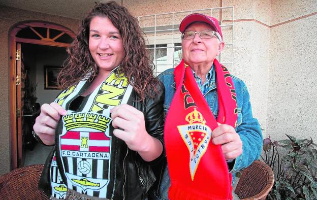 La cartagenerista María Ángeles Pérez y su padre Julián Pérez, abonado del Real Murcia, en su casa de Torre Pacheco./Antonio Gil / AGM
