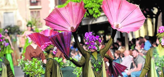 Paso de la comitiva por la plaza de los Apóstoles, donde las fantasías florales se lucieron ante cientos de espectadores embobados./Alfonso Durán / AGM