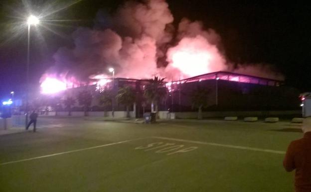 Incendio de la nave./PROTECCIÓN CIVIL TOTANA