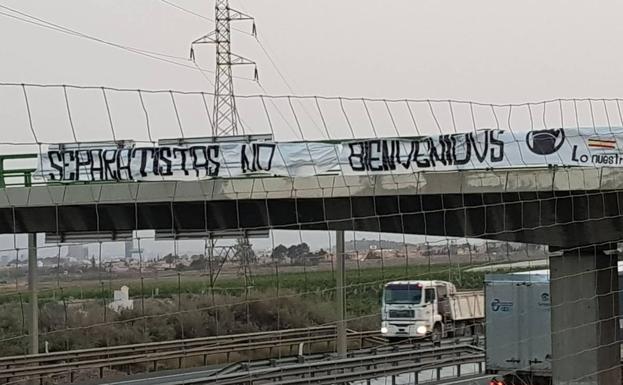 Pancarta sobre la A-7 en Murcia./LV