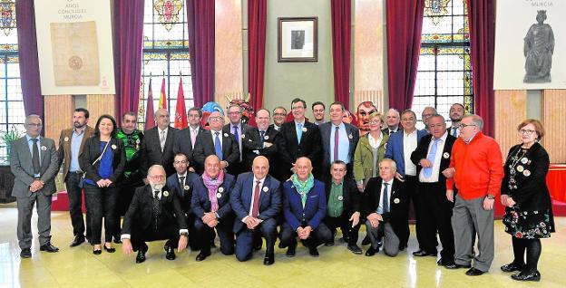 Foto de familia de Ballesta y otros miembros y exmiembros de la Corporación con Cánovas, de brazos cruzados./Guillermo Carrión/ AGM