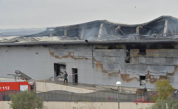 Efectivos del CEIS siguen trabajando en al extinción del fuego en la mañana del sábado.