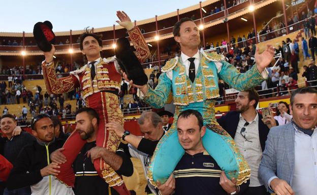 Roca Rey y Rafaellillo, a hombros en Cieza. /Alfonso Durán / AGM