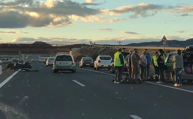 Los dos motoristas, tumbados sobre la calzada. /LV