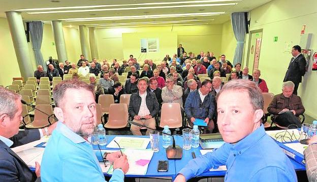 Marín y Gil, ayer, durante la asamblea anual de regantes./P. ALONSO / AGM