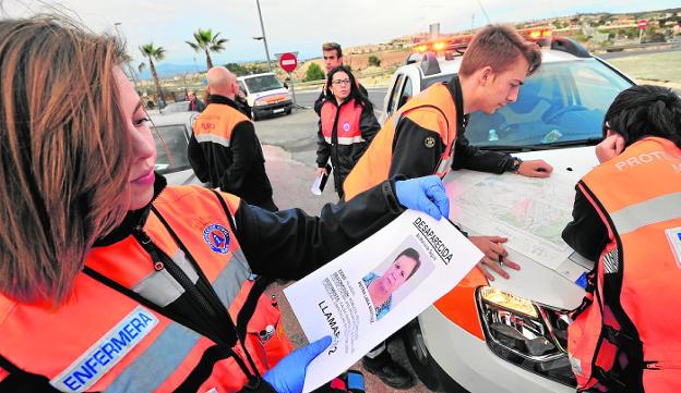 Efectivos de Protección Civil muestran el cartel de la desaparición de Petra. / Vicente Vicéns / AGM