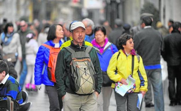 Turistas asiáticos recorren las calles del centro de Cartagena. / Antonio Gil / AGM