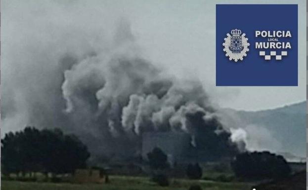 La columna de humo tras el incendio./Policía Local Murcia