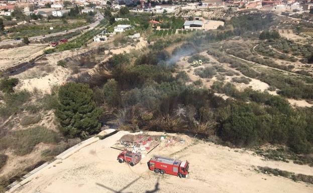 Bomberos trabajando en el incendio./112