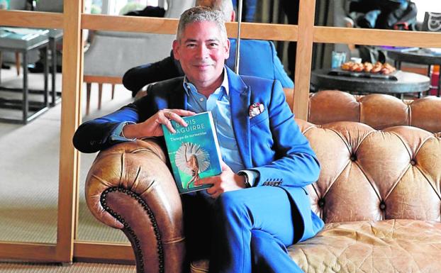 Boris Izaguirre, con su nueva novela, 'Tiempo de tormenta'./P. Campos