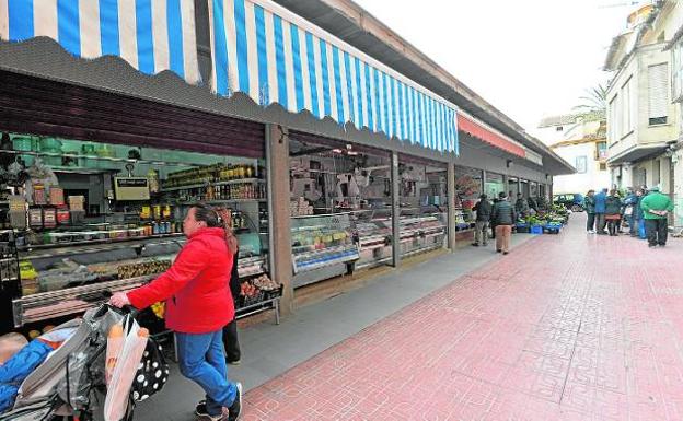 Los toldos de la plaza de la Hortaliza serán sustituidos por otros de color encarnado. /Paco Alonso / AGM