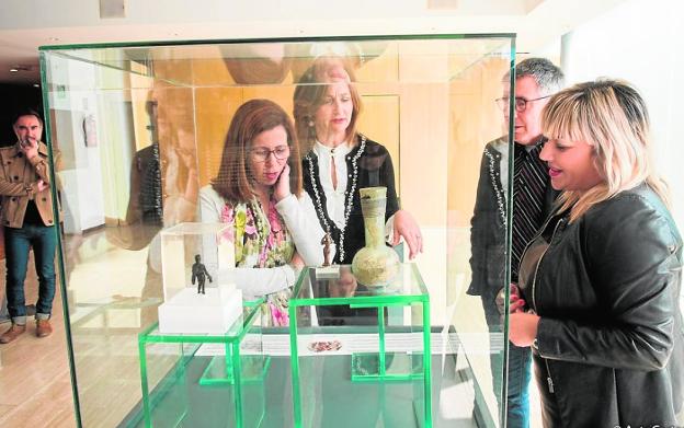 Castejón, a la izquierda, durante la presentación, ayer, de una exposición en la Muralla Púnica./A. C.
