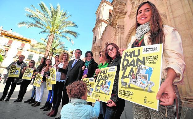 Las artistas que participarán en la iniciativa 'La mudanza', ayer, en la plaza de Santa Eulalia./Nacho García