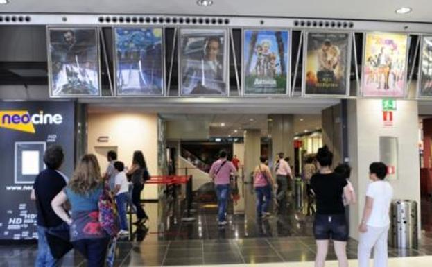 Cartelera de los cines del centro comercial Thader./
