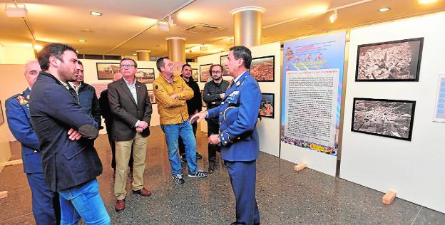 El coronel Ivorra ofrece detalles de la exposición de la AGA durante la inaguración. agm/ PACO ALONSO /