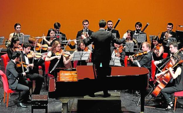 Primer recital ofrecido por la Orquesta Ciudad de Murcia con apoyo municipal, anoche en el Romea. / n. G.