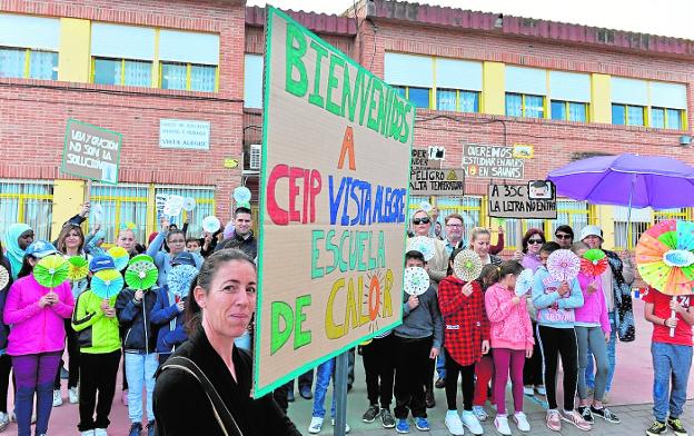 Padres y alumnos se concentraron ayer a las puertas del colegio Vista Alegre./Guillermo Carrión / AGM