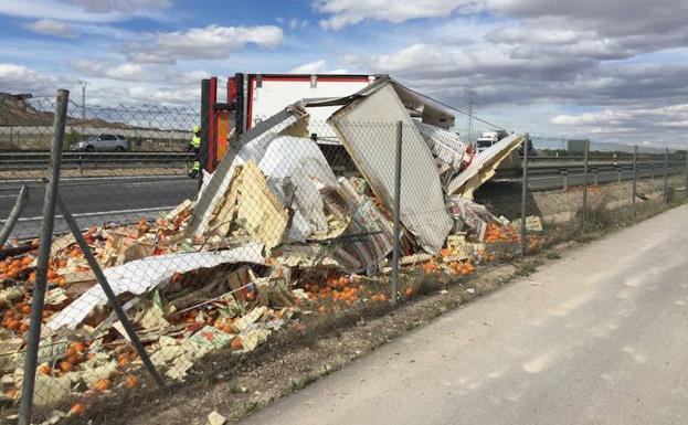 Camión volcado en la A7. /P. Espadas