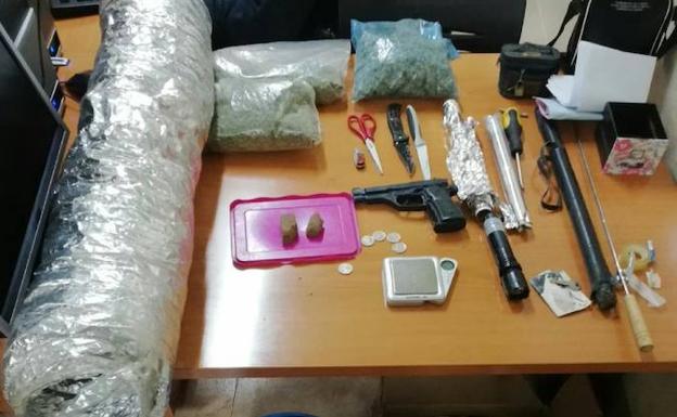 Efectos y estupefacientes incautados en la vivienda./Policía Local