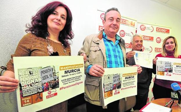 María Jesús Gómez, Santiago Navarro, Antonio Conchillo y Eugenia Pérez Parra, ayer./ Vicente Vicéns / AGM